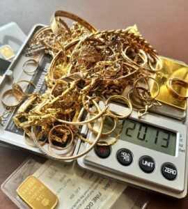 Proses timbang transparan jual emas tanpa surat Solo dengan hasil akurat 20.13 gram di atas timbangan digital.